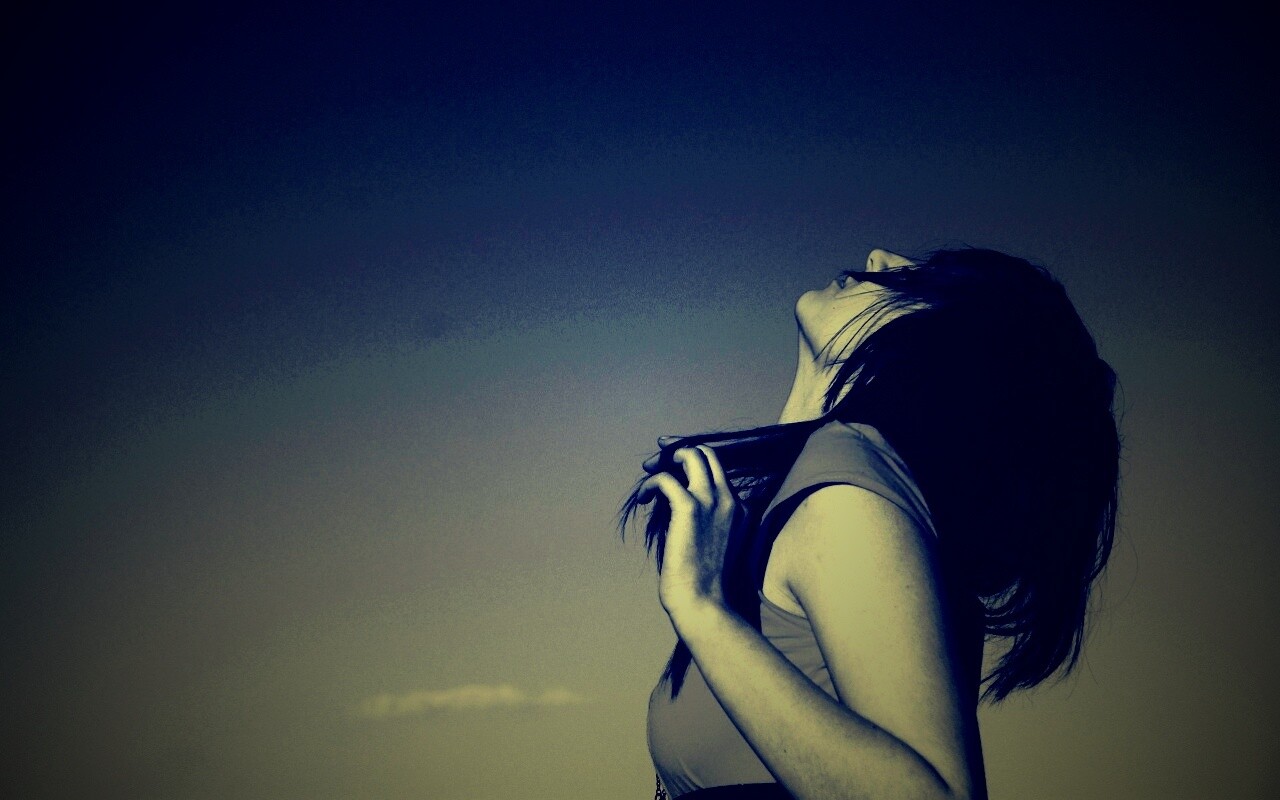 Взгляд брюнетки в небо обои