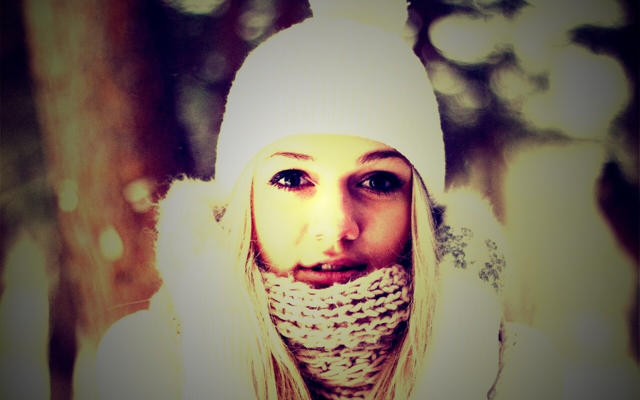 Девушка в белом в снежном лесу обои