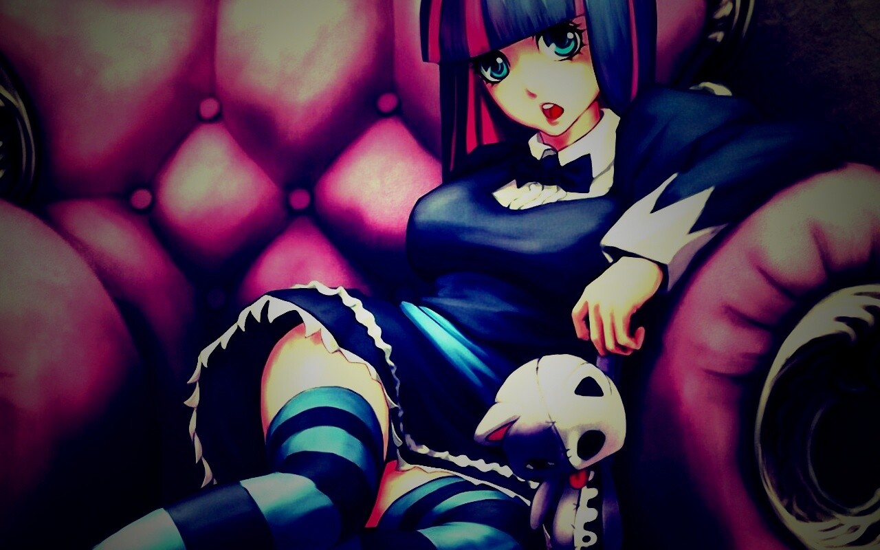 Девочка с куклой котенка обои