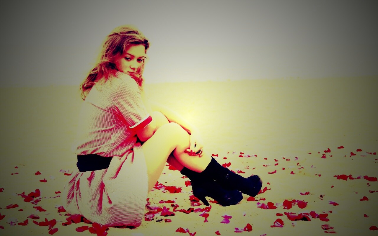 Девушка среди лепестков на пляже обои