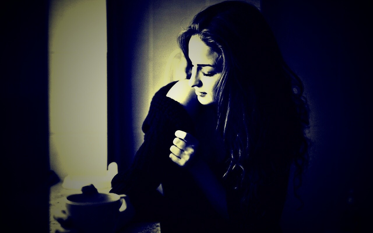 Обнаженное плечо и чашка кофе обои