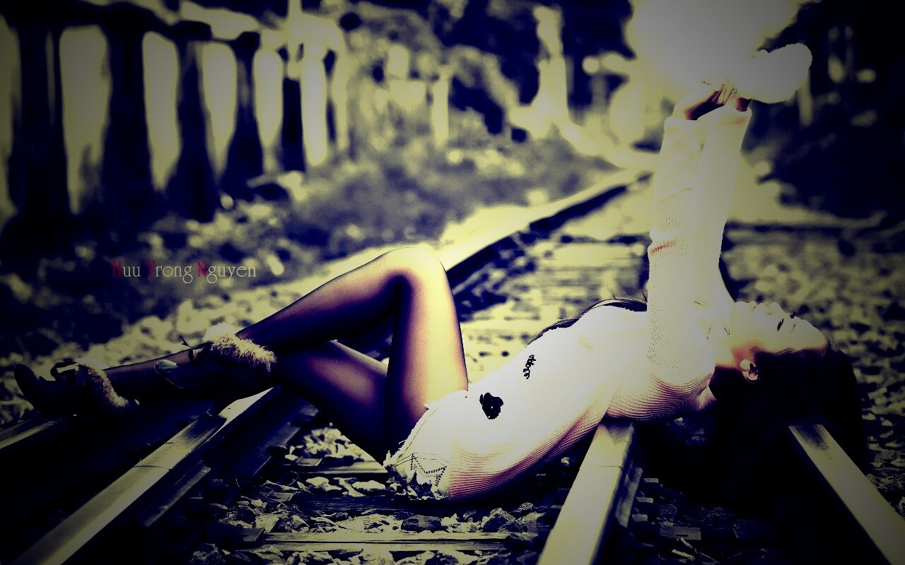 Модель на железнодорожных путях обои