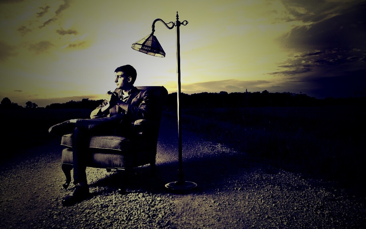 Мужчина в кресле обои