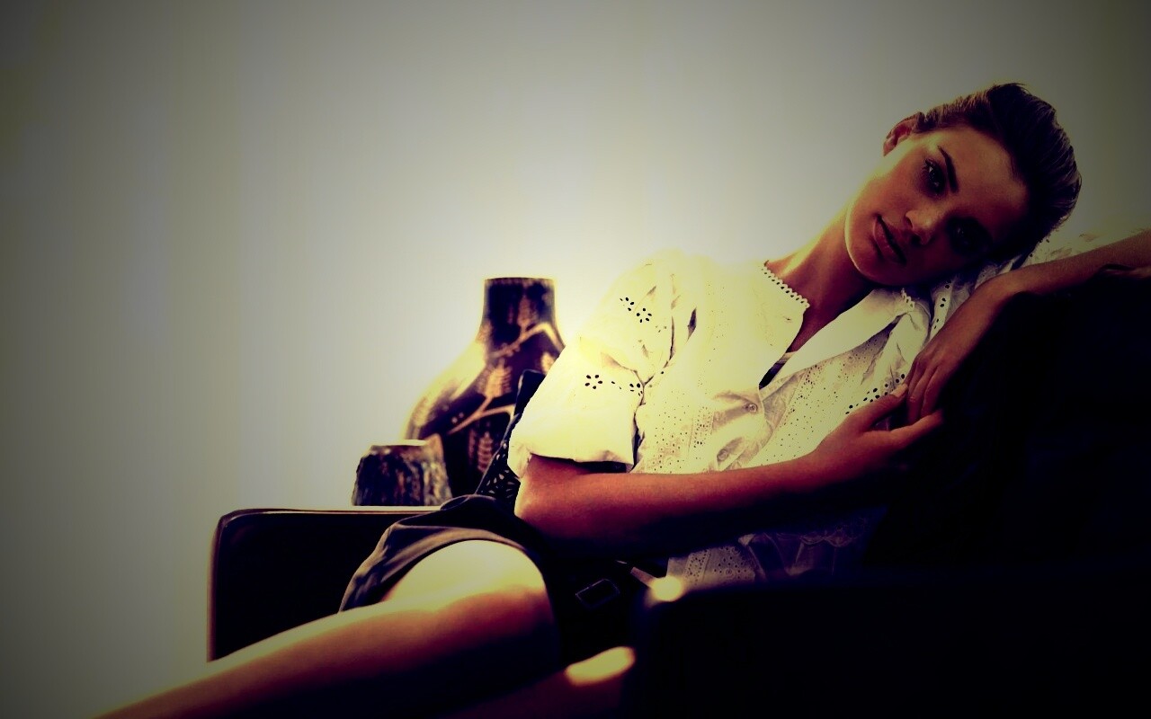 Девушка на диване обои