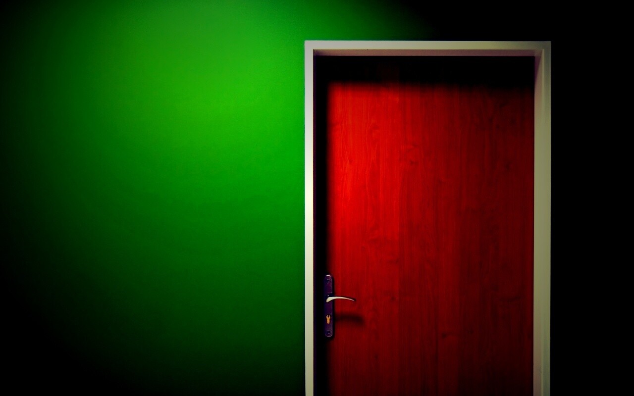 Дверь в стене обои