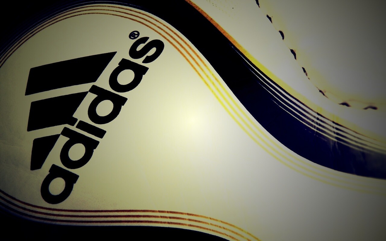 Мяч с логотипом Adidas обои