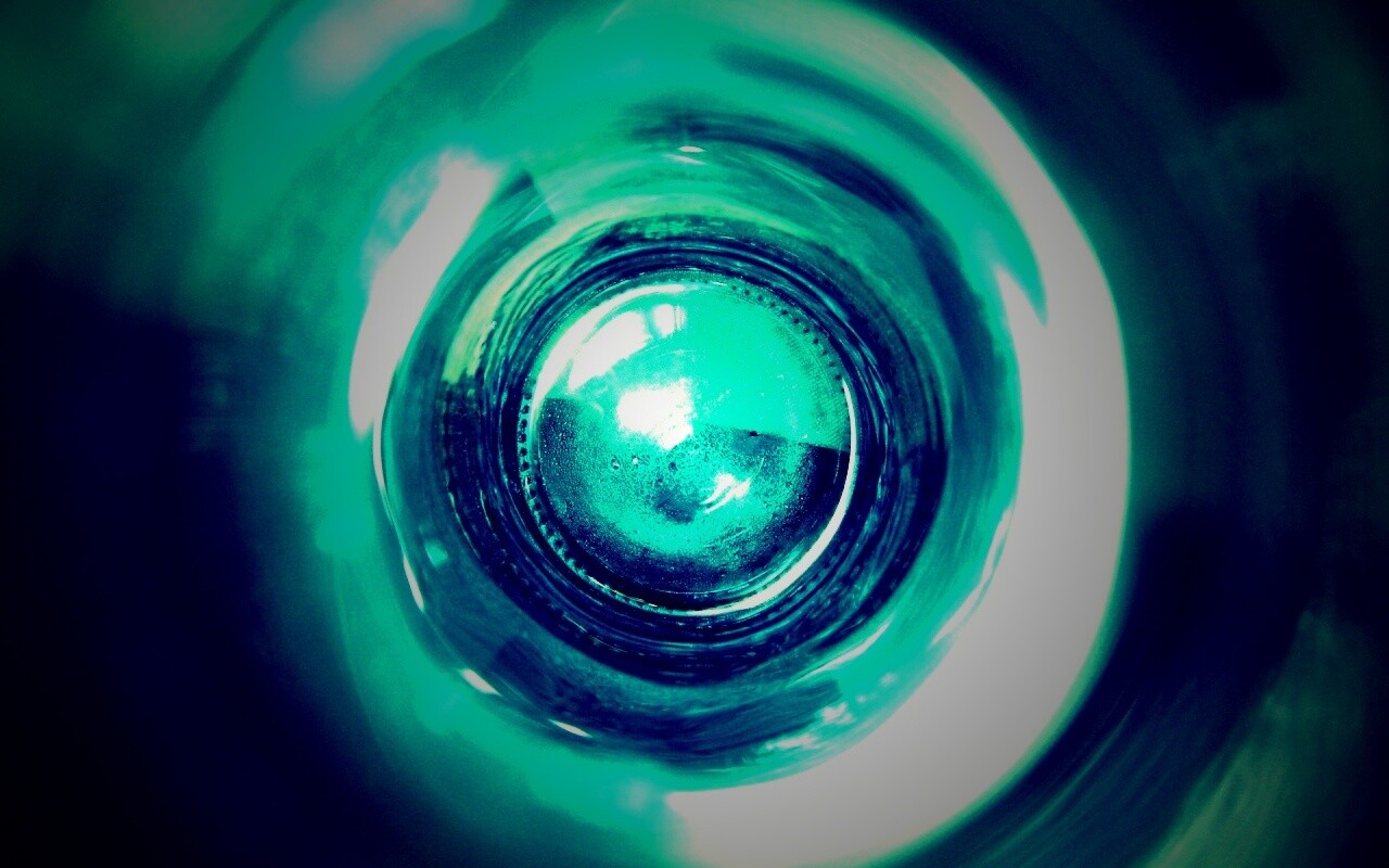 Дно стеклянной бутылки обои