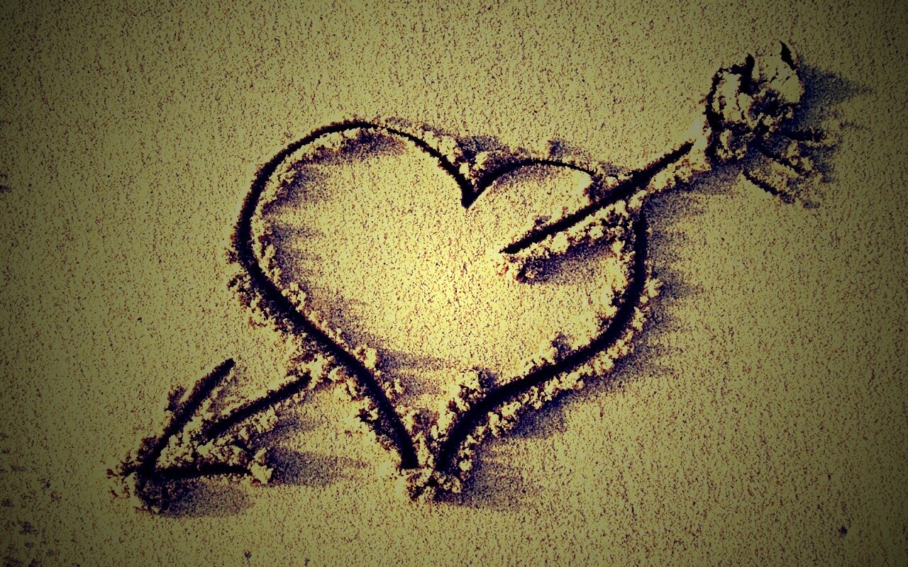 Сердце на песке обои