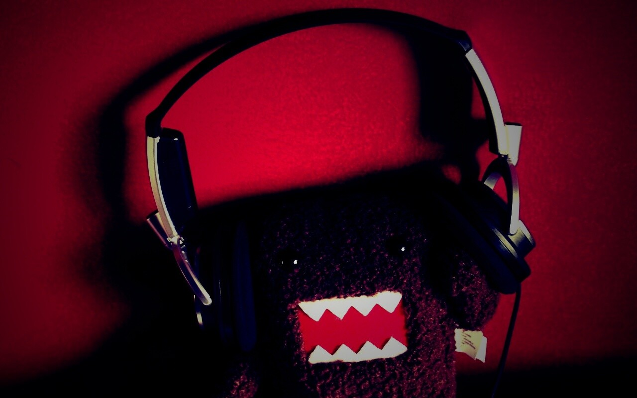 Демокун в наушниках обои