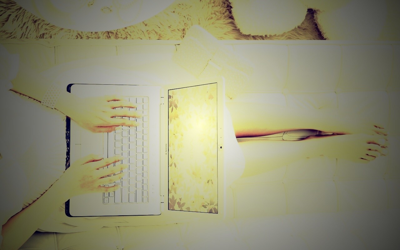 Девушка с ноутбуком vaio обои