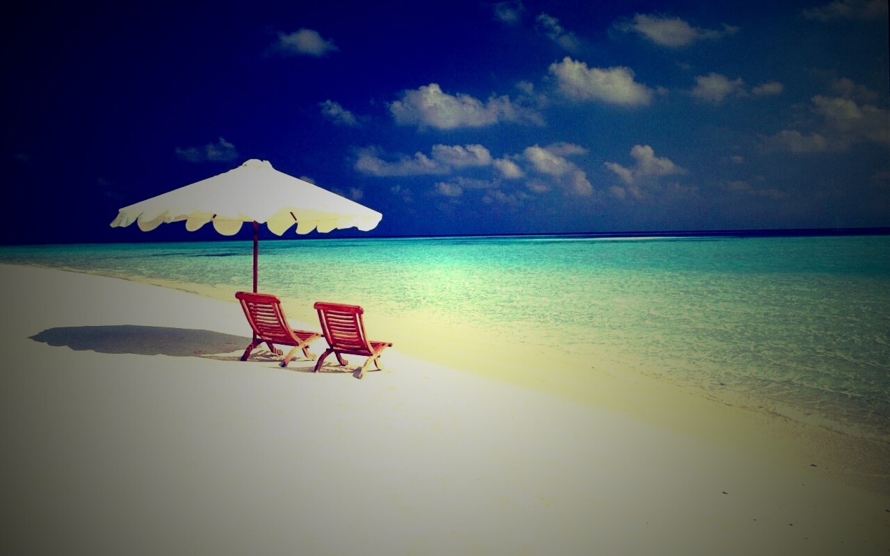 Песчаный пляж с двумя жезлонгами обои