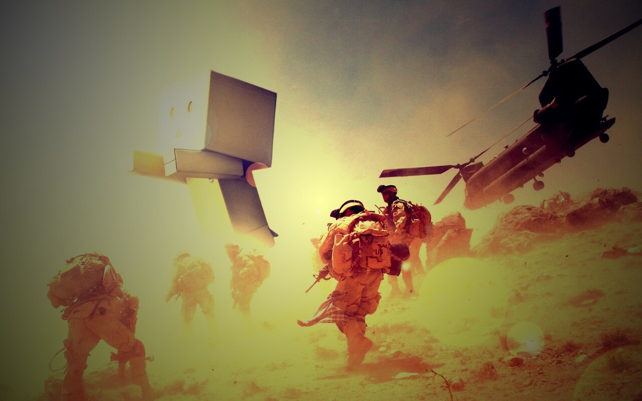 Картонный человек среди солдат обои