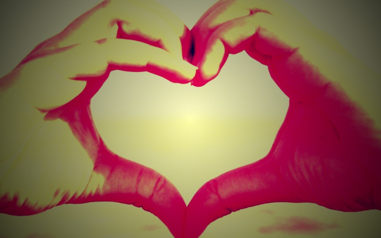 Руки сложенные сердечком обои