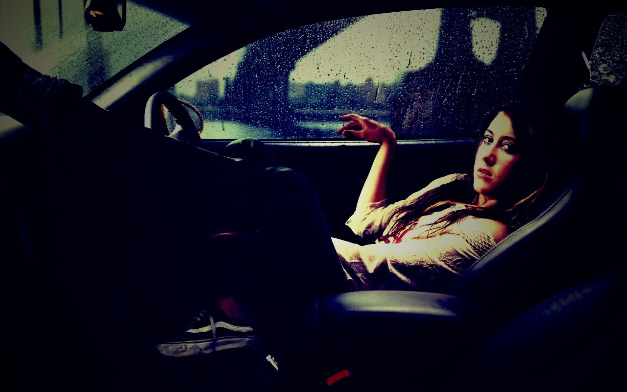 Девушка в автомобиле обои