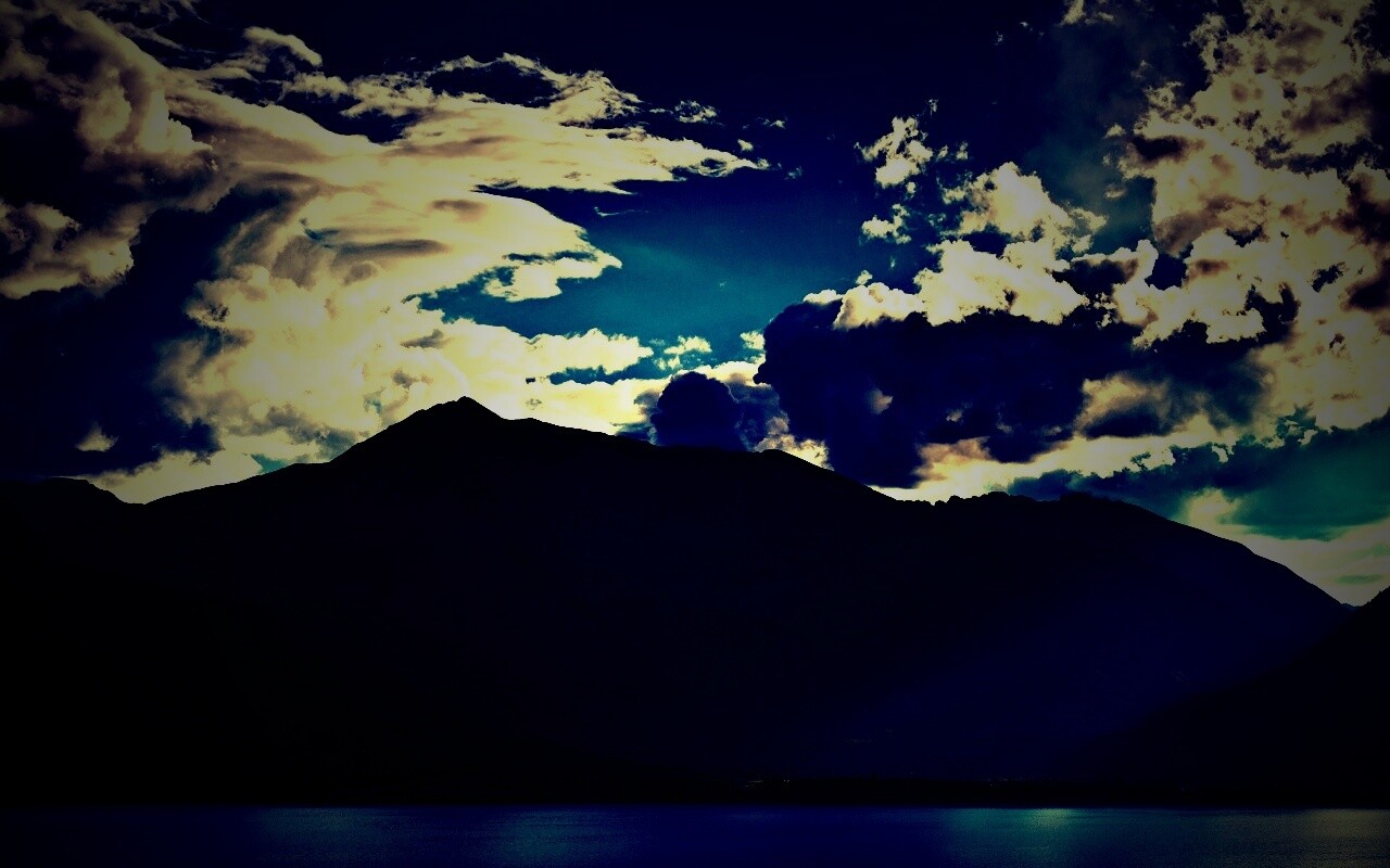 Свет на склонах гор обои