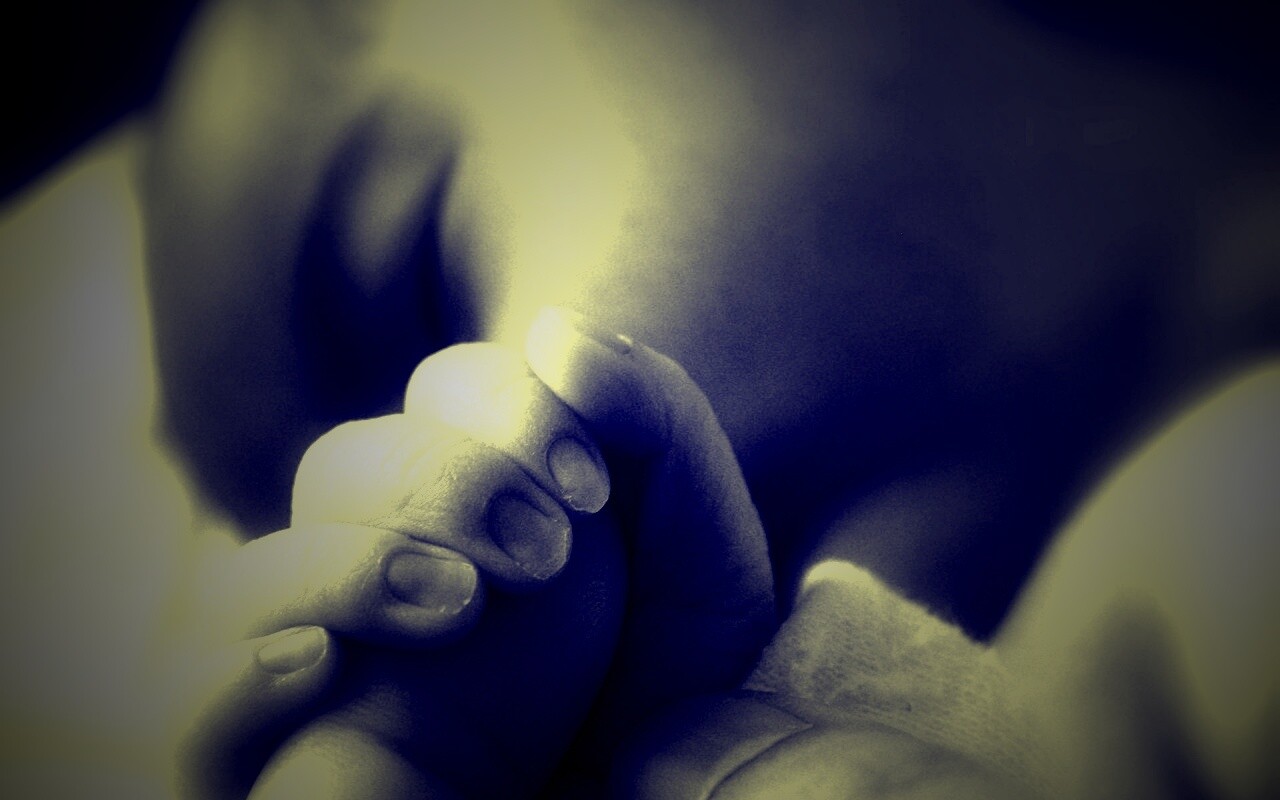 Младенец держит палец обои