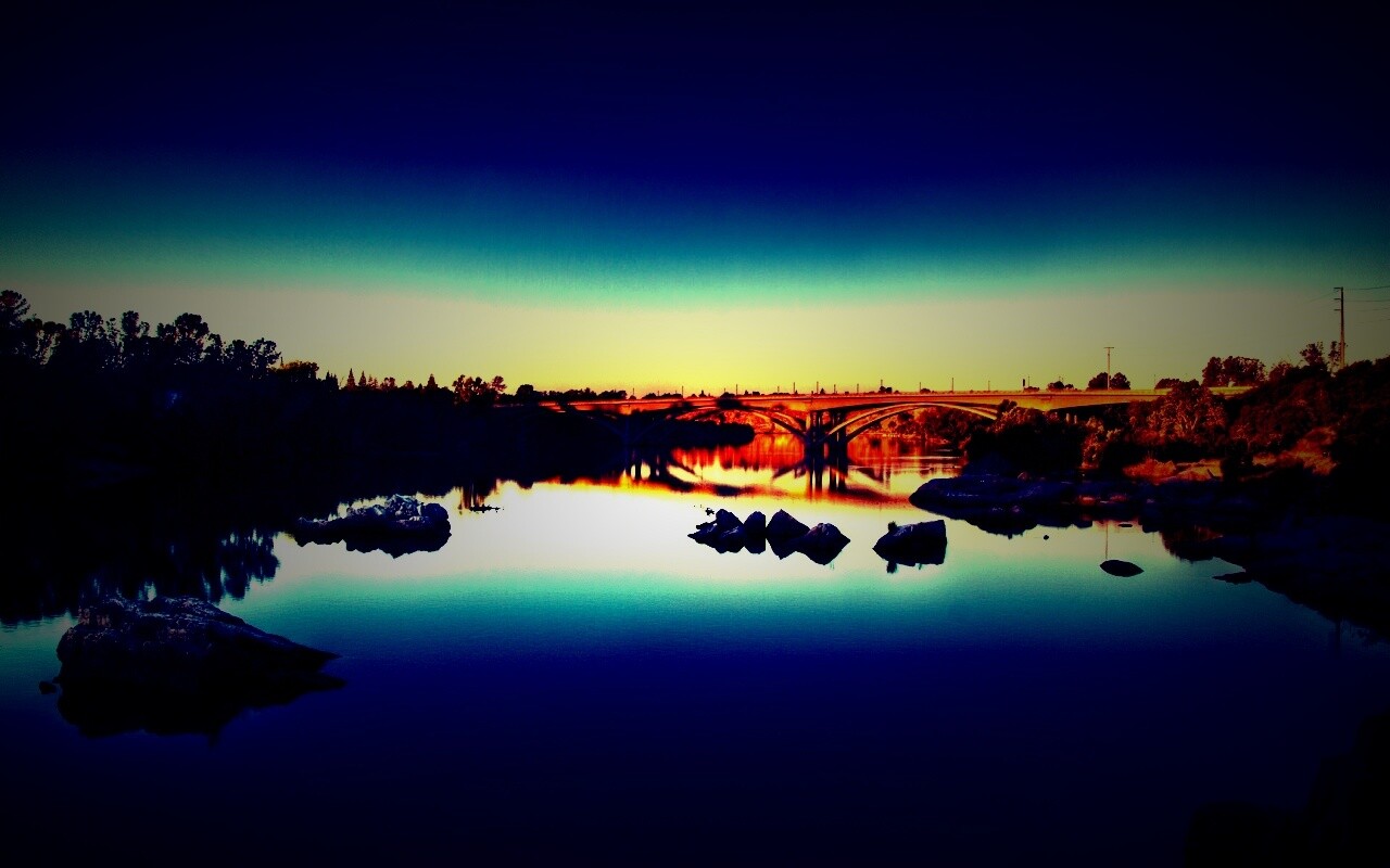 Мост через живописную реку обои