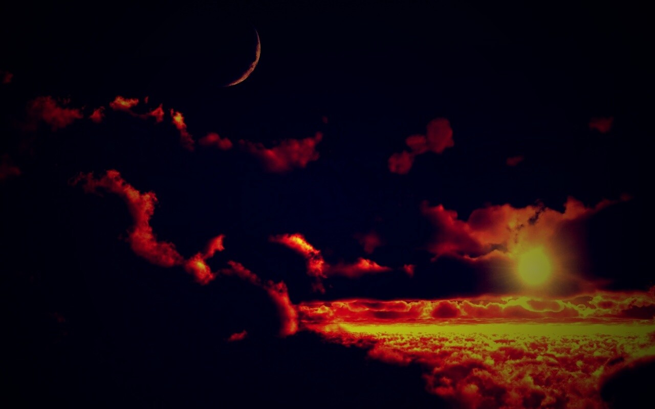 Закат и месяц над облаками обои