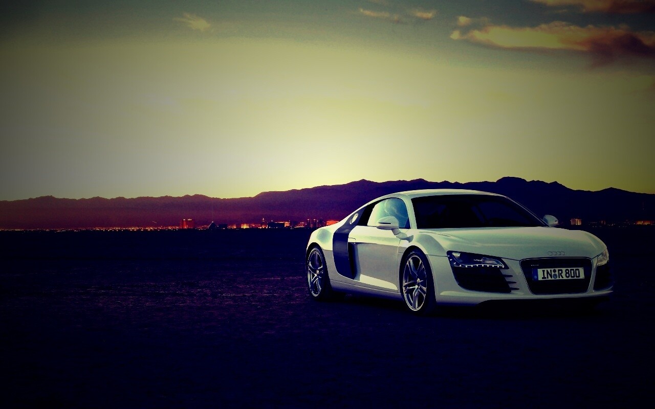Белоснежная Ауди Р8 в пустыне обои
