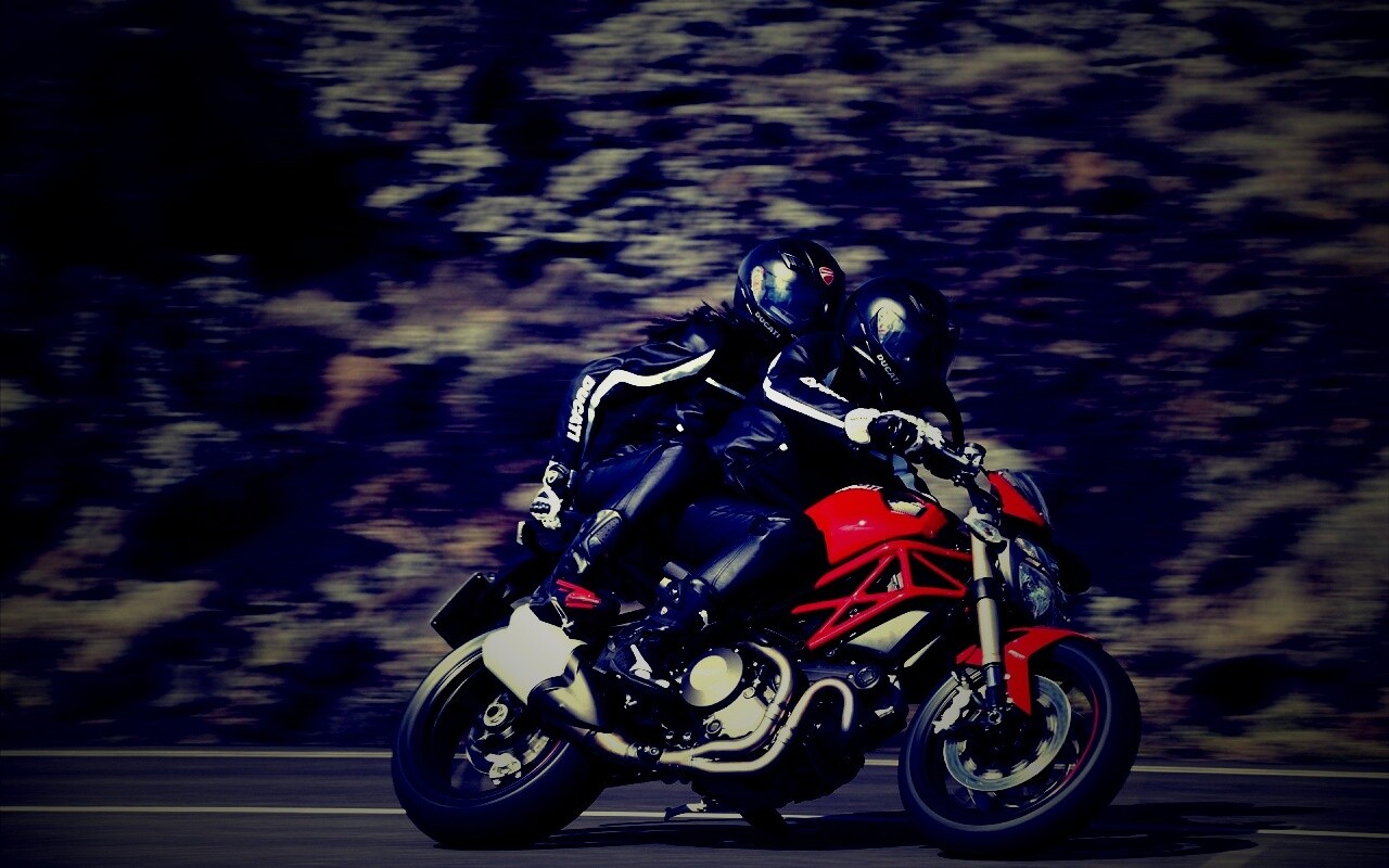 Байкер с девушкой на мотоцикле обои