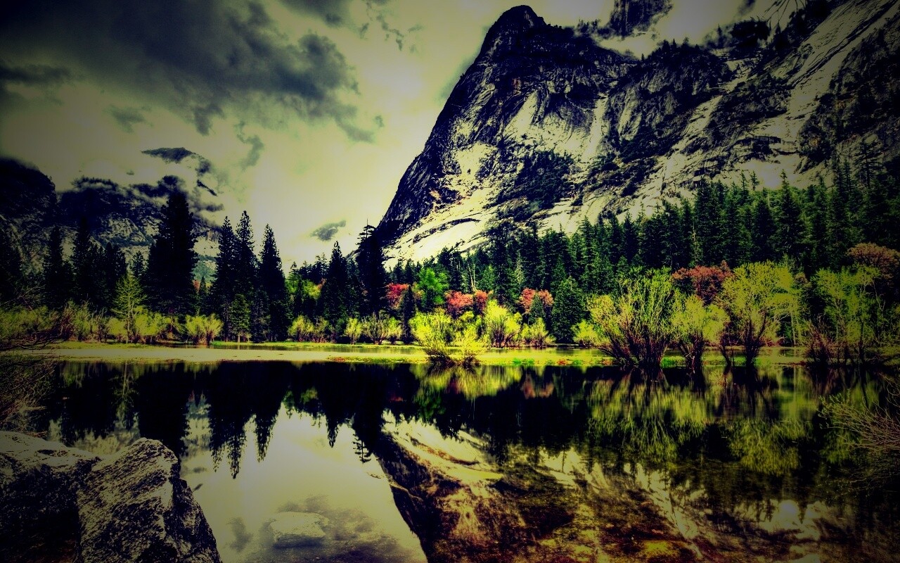 Красивый вид на маленькое горное озеро обои