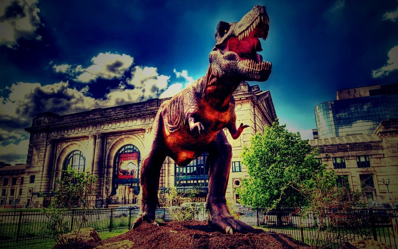 Скульптура динозавра рядом с музеем рептилий обои