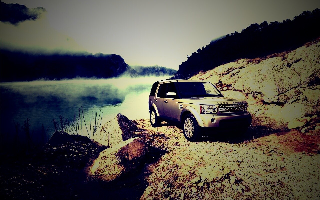 Range rover в горах у реки обои