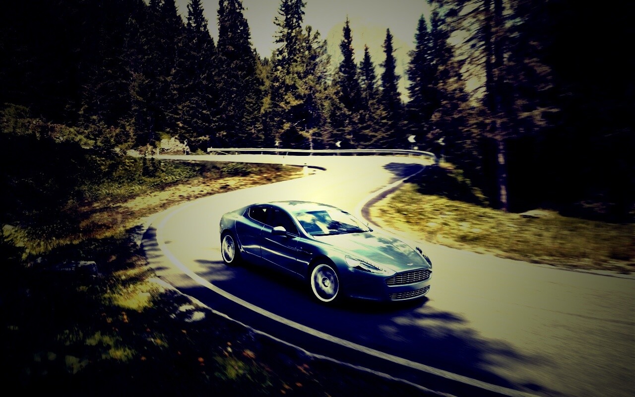 Астон мартин на лесной дороге обои