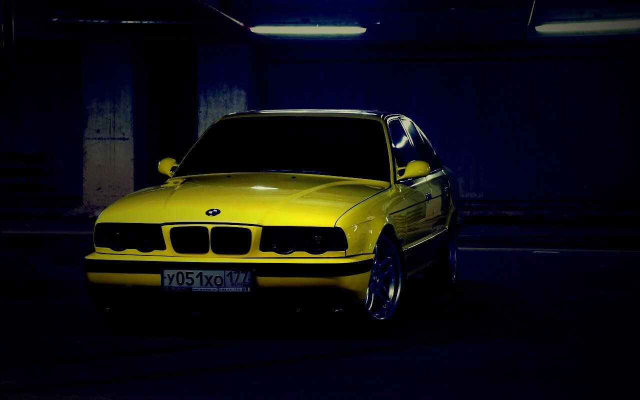 BMW M5 на стоянке обои