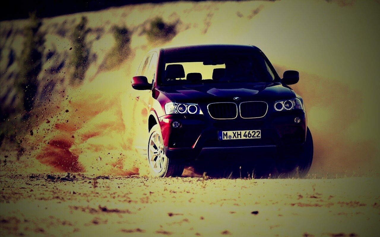 Кроссовер BMW в заносе обои