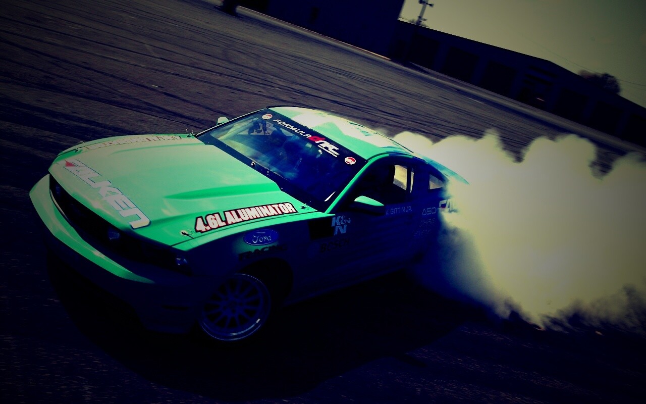 Мустанг дрифтует обои