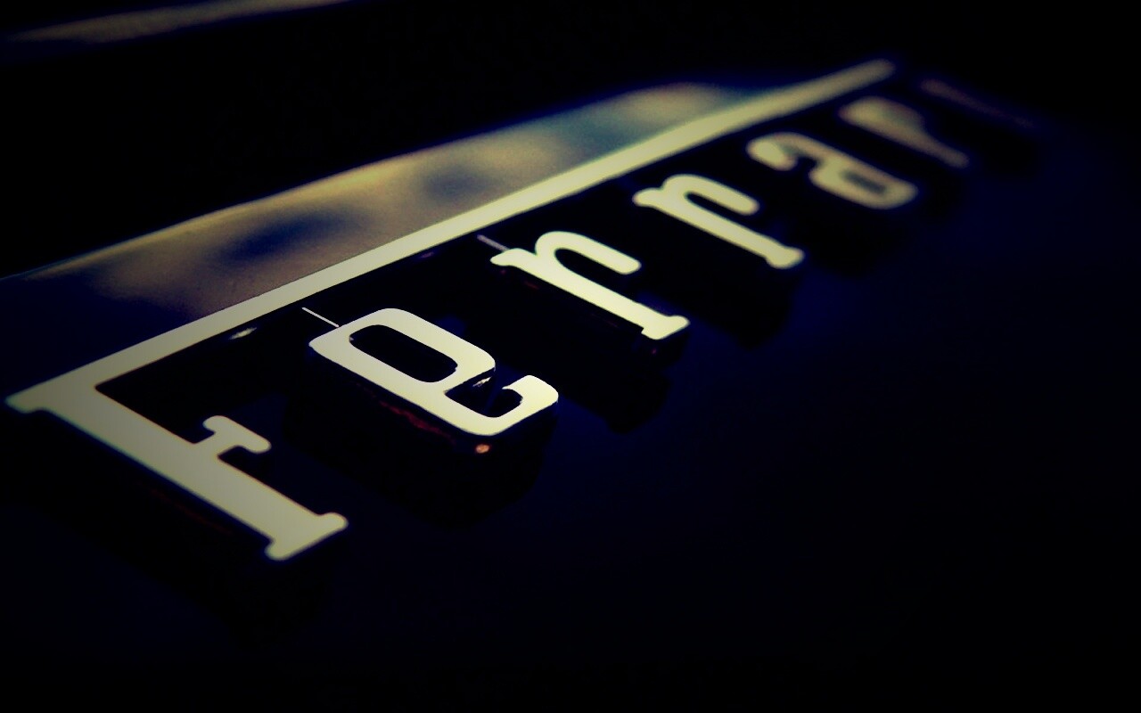 Хромированный логотип Ferrari обои