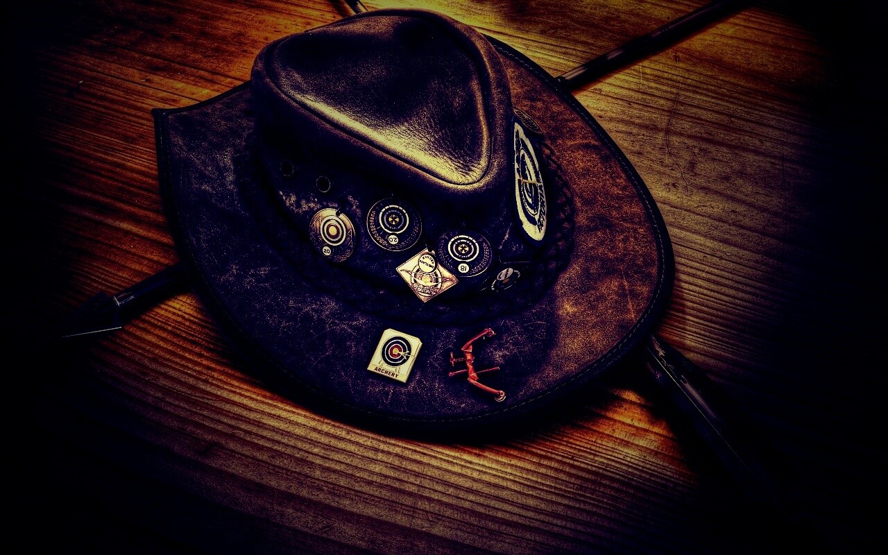 Шляпа и стрелы обои