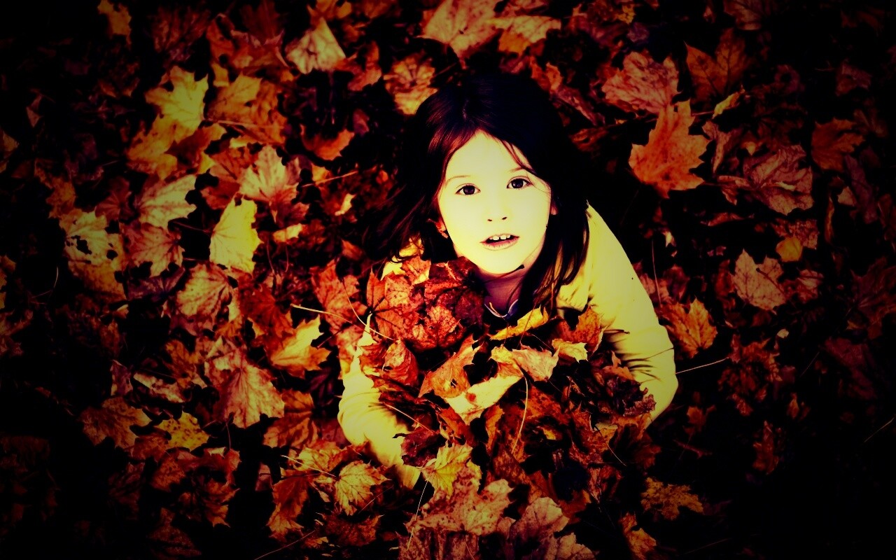 Девочка и осень обои