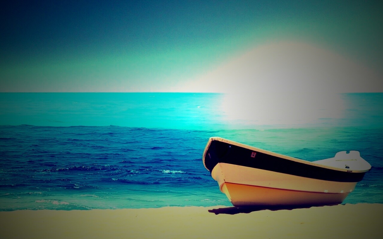 Лодка на пляже обои