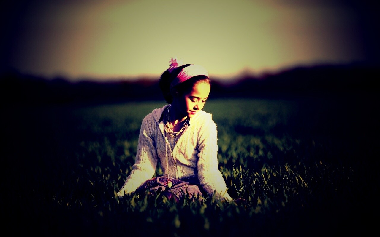 Девочка на траве обои