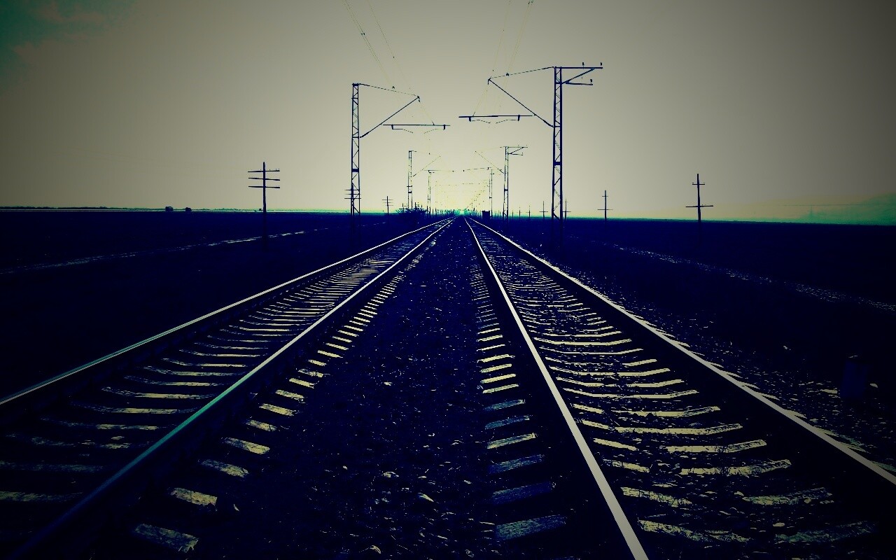 Железная дорога уходит вдаль обои