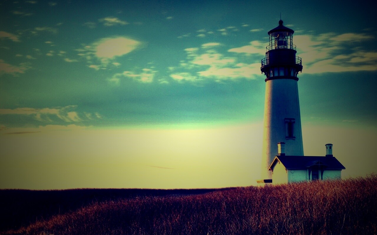 Маяк в поле обои