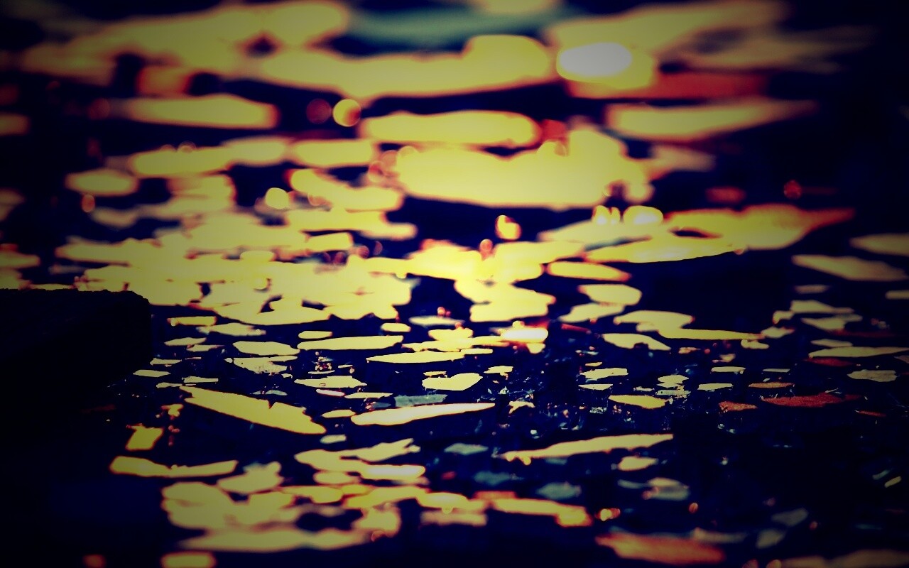 Битое стекло в лучах солнца обои