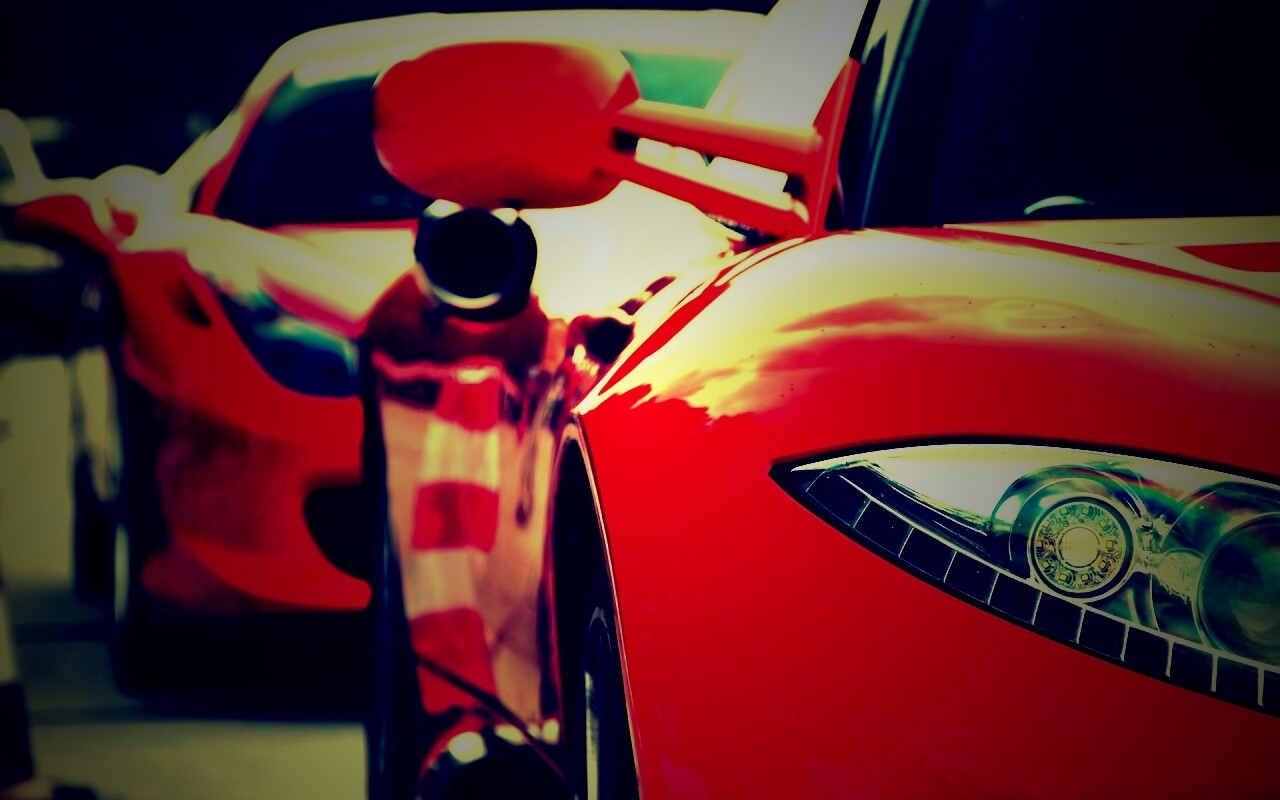 Череда красных автомобилей обои