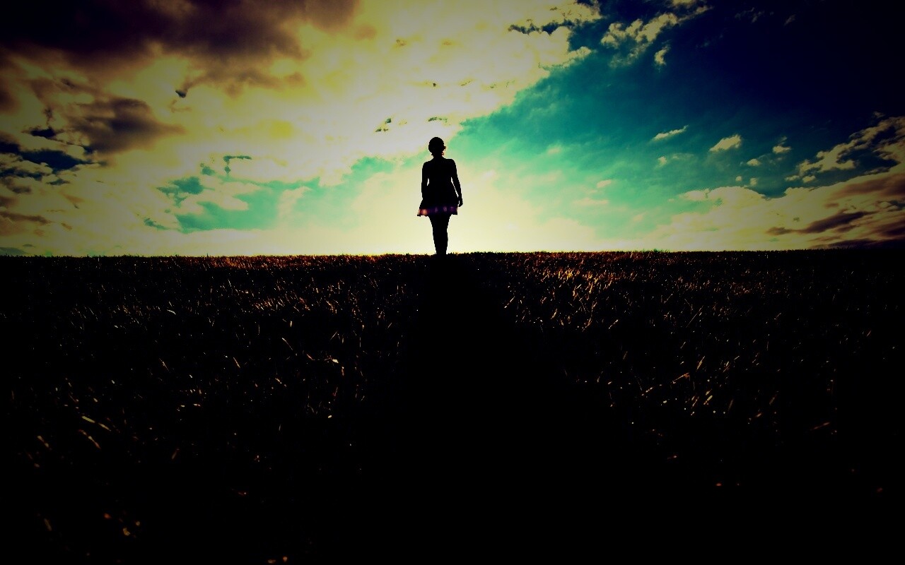 Силуэт девочки на поле обои