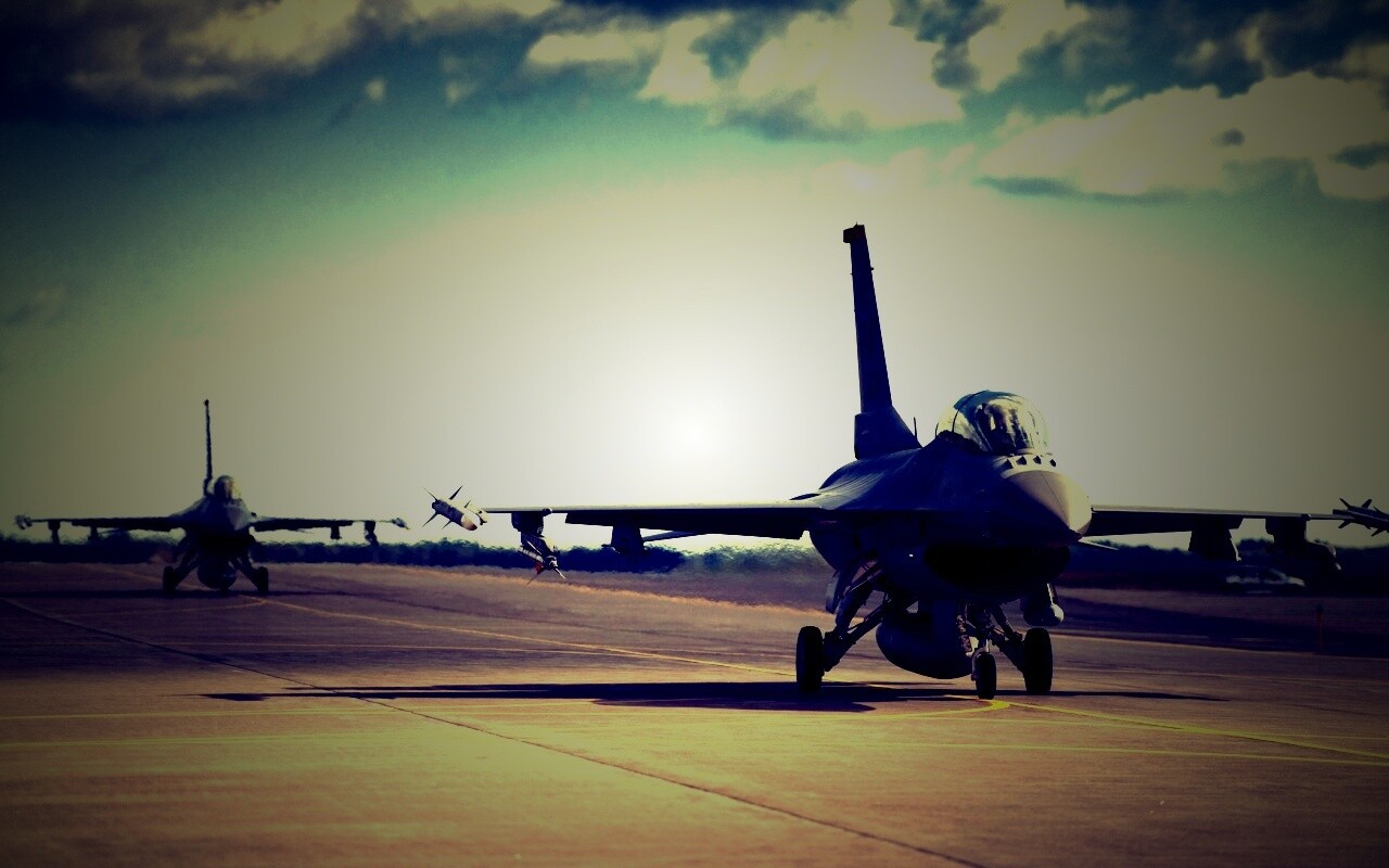 Истребители f16 Falcon на взлетной полосе обои