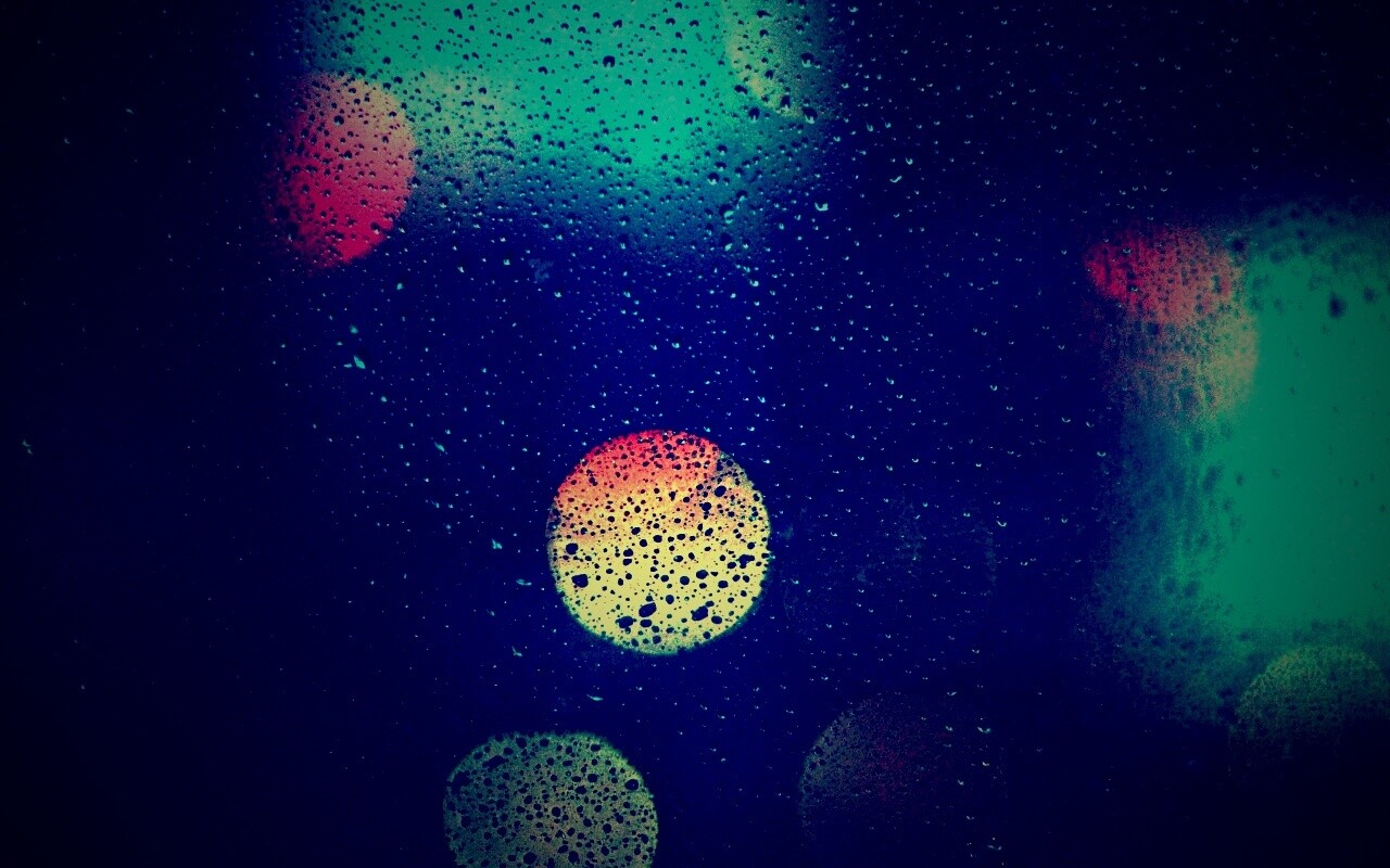 Блики за мокрым стеклом обои