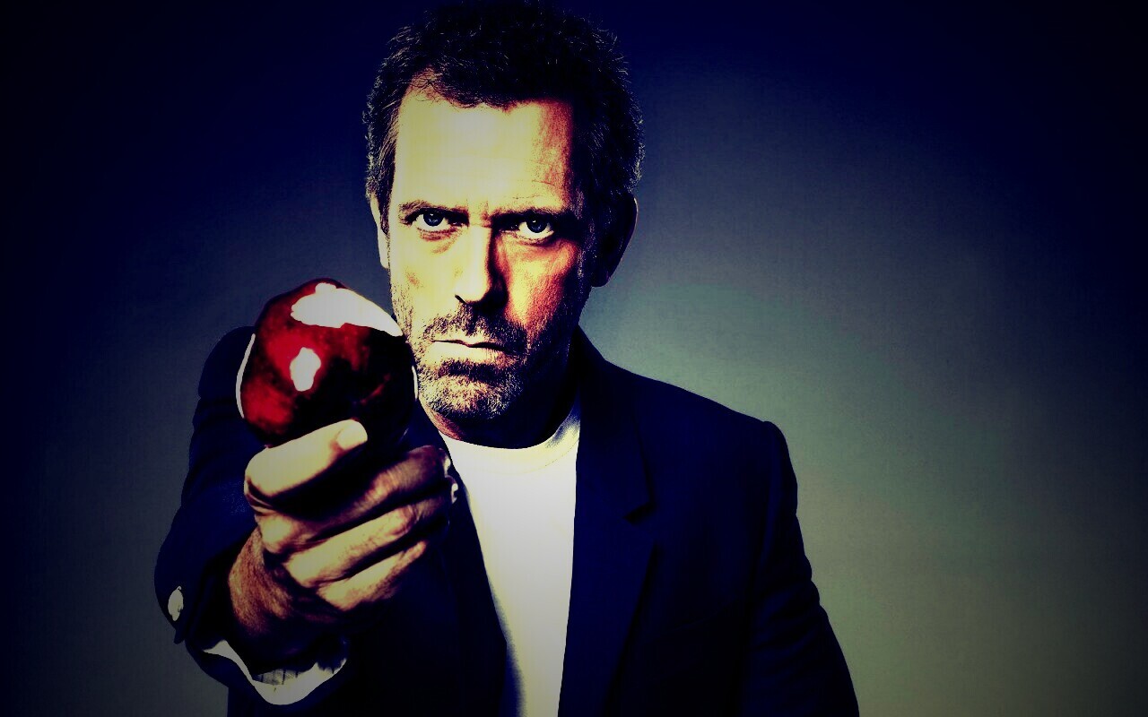 Доктор Хаус с яблоком в руке обои