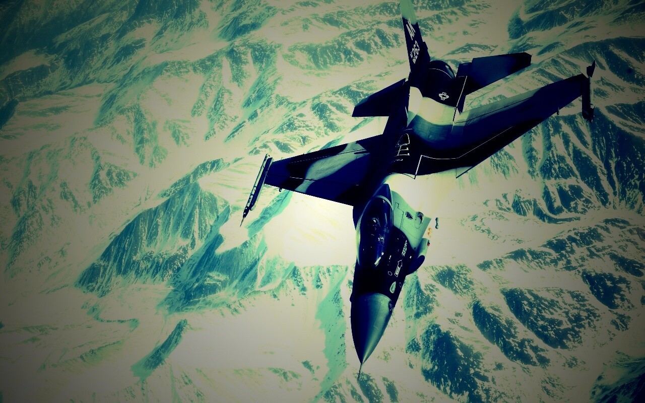 Истребитель над снежными пиками гор обои