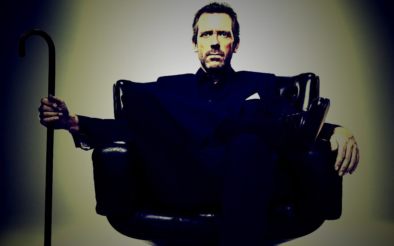 Хью Лори в кресле обои