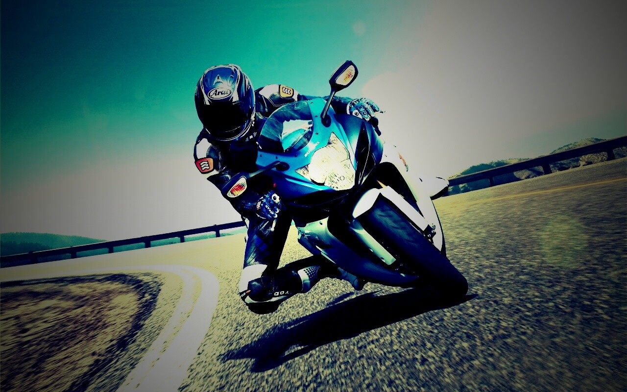 Мотоциклист на повороте обои