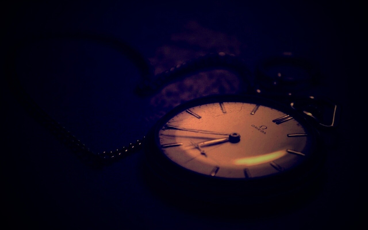 Часы на цепочке обои