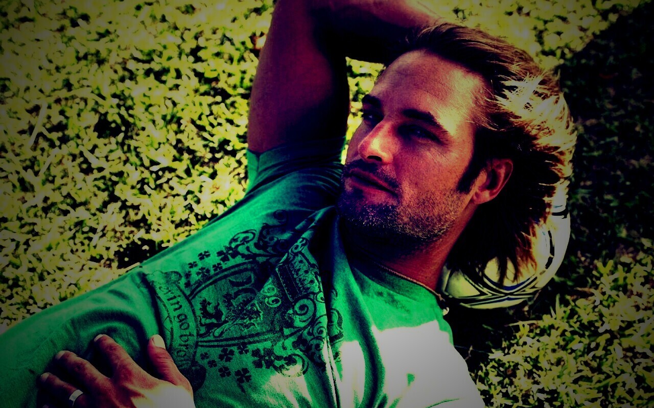 Джош Холлоуэй с мячом обои