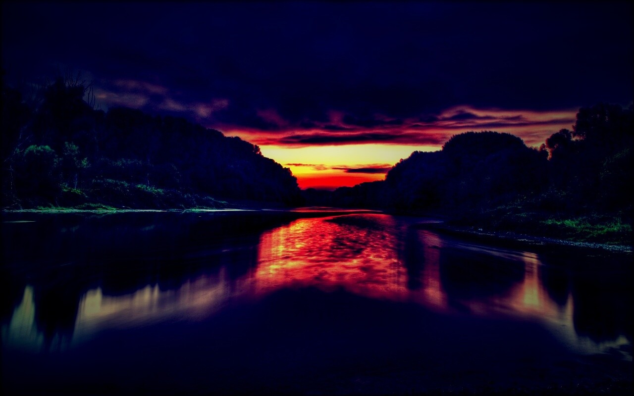 Багровый закат и водная гладь обои
